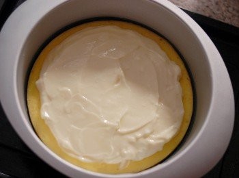 step5: 餅面做法：將酸忌廉Sour Cream 與細砂糖拌勻。蛋糕待涼後，將酸奶油塗在上面，周邊留約一吋位置不要塗滿