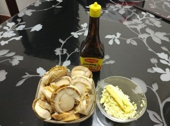 step1: 急凍帆立貝解凍， 沖淨撕去腸臟再抹乾備用