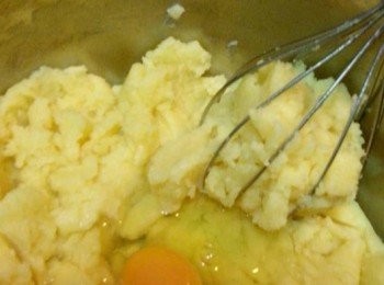 step4: 關火,,放至微暖始開始放蛋(太熱蛋會熟)
蛋要續隻放入,,每入一隻蛋都要快手拌至均勻