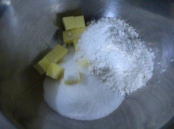 step2: 脆皮製作：牛油、細砂糖和低筋麵粉揉成麵團。