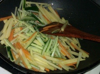 step2: 先以少許的油熱鍋，將紅蘿蔔先行入鍋炒，再放下馬鈴薯中大伙拌炒，灑一些些水入鍋，最後放入小黃瓜快速翻炒