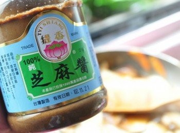 step7: 最後取出一小中匙芝麻醬放入攪拌拌炒即可起鍋