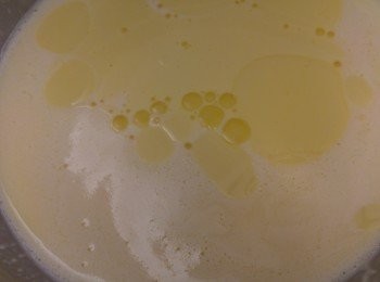 step1: 蛋液加糖用電動打蛋器發混後加奶和麵粉,再用人手攪到沒有粉粒後加入油再攪混,然後用篩過濾到完全沒有粉粒。