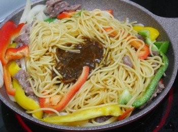 step13: 原鍋洗淨再燒熱，下油後下洋蔥絲、三色椒絲、牛柳絲、意粉炒勻

下<span class="group_2">黑椒汁</span>炒勻上碟即可