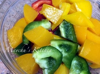 step2: 蜜桃切丁，三色椒洗淨切角，乾葱拍扁，備用。