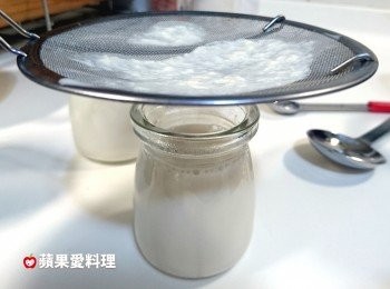 step2: 倒入容器中（容器上方要放濾網，過濾豆皮），放涼後，置入冰箱冷藏至凝固即可。
