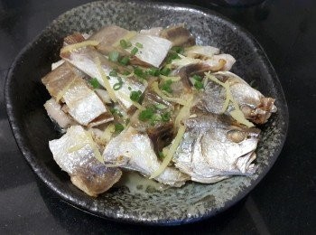 step5: 咸魚蒸五花腩

材料：

咸魚 112克
五花腩 200克
糖 少許
雞粉 1/2茶匙
生油 少許
麻油 少許
薑 2片（切絲）
蔥花 少許

做法：

將五花腩清洗後，隔乾水份切片，用少少雞粉，糖，生粉，麻油，生油醃 30 分鐘，將咸魚斬件放在腩肉上，水滾後計蒸 6 分鐘，放上少少蔥花，完成 。

另外如想再香味多一點，生油可在蒸好後
，開鑊煮少少滾油淋上面，能另咸魚味更香 。