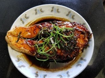 step4: 做法 :

燒紅油鑊 , 將三文魚上少少生粉 , 大火煎封兩面 , 再轉中細火放入蒜頭 , 乾蔥 , 薑絲少少糖 , 瑞士雞汁 , 胡椒粉 , 少少雞粉 , 麻油 , 少少生抽 , 慢慢煎至熟透 , 上碟放上蔥花 , 完成 .