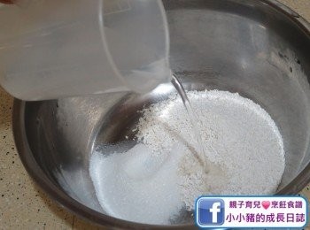 step4: 然後加入水拌勻，直至看見兩者完全混合~