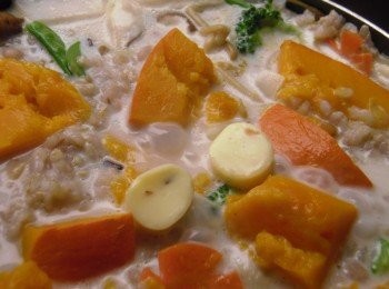 step9: 接著再放入起司球2顆加熱至溶化，起鍋前放入適量鹽巴及磨研式七彩胡椒粒調味即可