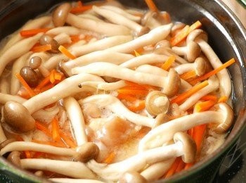 step7: 加入雞肉連醃料、本菇和甘筍，稍為拌勻，以中火煮滾。