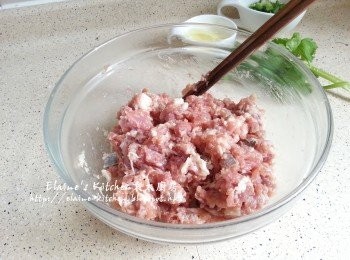 step5: 再加入鹹魚粒及2湯匙水拌勻撻十餘下 , 蓋上保鮮紙靜待30分鐘