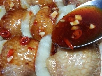 step9: 將菠蘿切片,排於<a href="https://bit.ly/3zHU5V3" target="_blank" data-keyword="雞翼" class="guide-link"><strong>雞翼</strong></a> <span style="display:inline-block;vertical-align:middle;margin-top:-3px;color:initial;border-radius:3px;padding:2px 3px;font-size:12px;line-height:14px;background:#87d300;color:#fff;">即買</span> 之間,將拌好的泰式酸辣汁淋上即可