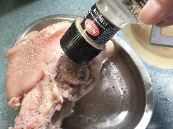 step3: 再灑上黑椒粉搽滿整隻豬手