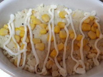 step2: 花椰菜燙熟~番茄切片備用 準備焗烤專用器具~先放上一層馬鈴薯泥擠上一些美奶滋灑上玉米粒