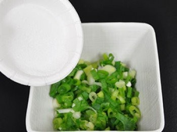 step12: 青蔥洗乾淨，晾乾水分後，切從蔥末
蔥末拌入少許鹽巴拌勻(要包餡前再拌即可，避免蔥花出水太多)