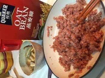 step1: 冬菇片洗淨浸軟備用。 浸冬菇水要留起。