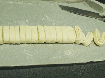 step5: 將酥皮切件，約一厘米厚 （我切了18件）如酥皮太軟，可放回雪櫃，冷卻15分鐘再切件