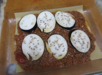 step8: 預熱焗爐180度
另一平底鍋子煮沸水，下一點油、一點聯
先煮2－4片千層麵2分鐘，逐片撈起放上烤盤
底層放2片千層麵，鋪上肉醬，放上茄子，灑上芝士
再放千層麵、肉醬、茄子、芝士