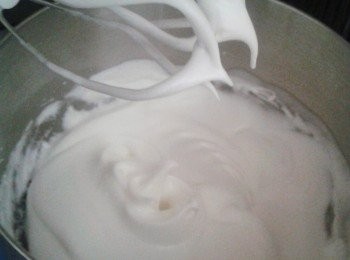 step1: 先用打蛋器打發蛋白，出現泡沫時下糖繼續打發至末端堅挺