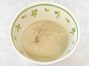 step1: 將酵母、糖和3湯匙水拌勻，靜置10分鐘