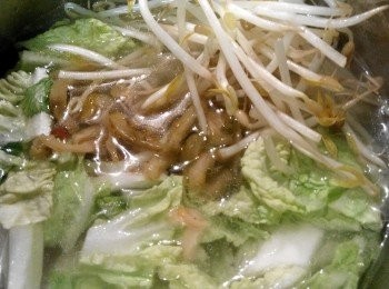step3: 煮滾一鍋雞湯，放入菜，豆芽煮1分鐘，加入已做好的辣椒醬汁，煮3分鐘。