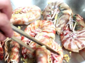 step3: 薑末嗆鍋, 再放入老虎蝦, 排好, 略煎一會再翻動。