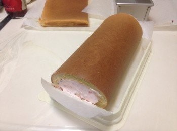 step8: 將放入鐵盒的紅龍果果醬生乳捲稍微按壓，再反轉放入準備好的蛋糕盒上，完成！