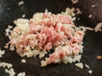 step3: 然後再放入豬絞肉炒散。