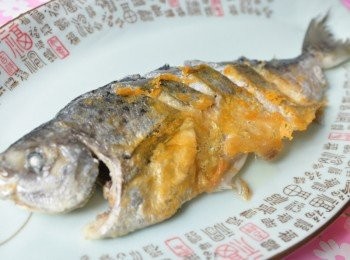 step3: 先將花鯧以適量的熱油香煎至兩面金黃即可起鍋備用【花鯧在處理過程中在冰水裡面加的鹽巴，讓冰水維持溫度用的，所以略帶鹹度，可以不需調味或少量調味!】