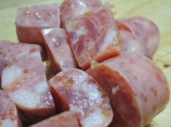 step3: 將飛魚卵香腸切小塊備用