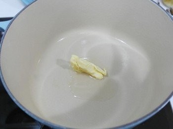 step2: 在鍋中放入1匙奶油和一點點橄欖油~~