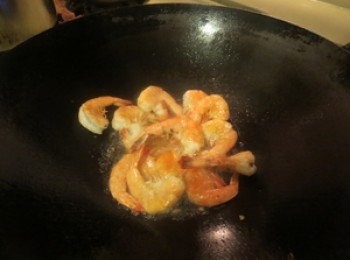 step2: 放進油鑊內泡油，撈起待用。