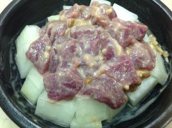 step2: 冬瓜切塊鋪底，放入梅花肉，把醃料汁一起倒入，斟酌加水（冬瓜會出水）蒸約15分鐘（冬瓜厚度決定）