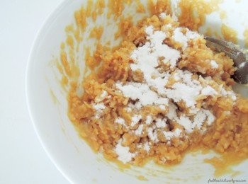 step3: 接着，加入玉粟粉再拌匀即可。