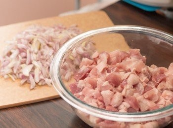 step2: 豬肉處理清潔好後切小粒細粒，乾蔥去皮去頭尾切條狀