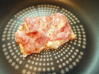 step5: 將雞皮朝下煎至金黃