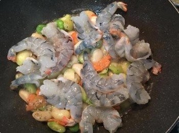 step9: 收汁後，放入鮮蝦拌炒並再加點<span class="group_3">蝦高湯</span>煨煮到蝦子熟透即可。