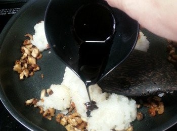 step6: 加入蒸熟的糯米飯,再落所有炒糯米飯調味料將飯炒勻