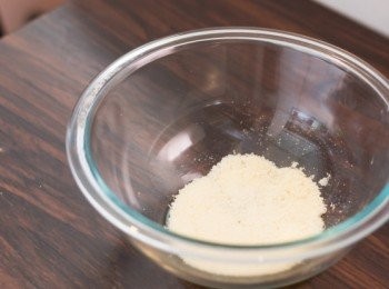 step3: 開始煮食前，先於大碗內刨碎<span class="group_2">面料</span>部份的巴馬臣芝士