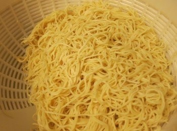 step1: 燒沸水，下麵餅煮散，續煮2－3分鐘，撈起過冷河後隔水至完全乾身備用