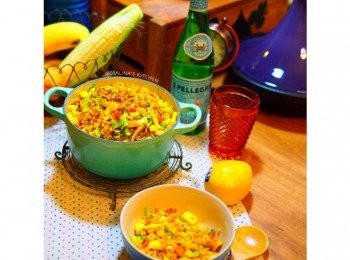 step14: 用鑄鐵鍋煮飯，炒好飯，再將炒飯裝在鍋子裡，好漂亮喔