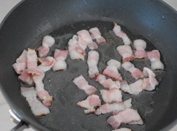 step2: 熱鑊後下少許油，先炒火腿／煙肉
