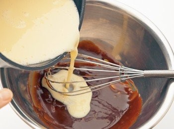 step14: 將8的卡士達奶油醬加100g進去並加以混合。