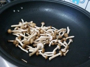 step4: 本菇1包, 白鑊輕炒,　再加小許鹽炒至軟身,撈起隔水備用．　