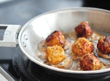 step4: 在一隻煎鑊中，開中火，放入一湯匙油，待油熱好了後（即出現油紋）放入肉丸，讓肉丸每邊都稍為煎香後，調校至小火，加蓋，煮十至十五分鐘