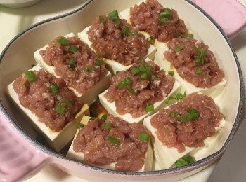 step4: 豆腐切成8-10件，釀入肉餅