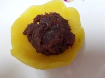 step2: 取一份綠豆糕外皮包入一份紅豆糕