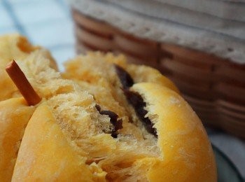 step6: 放進已預熱焗爐180.c焗約15-16分鐘
★「焗爐因應牌子不同會略有偏差,麵粉品牌也各有差異固吸水能力也不一,所以奶及水都有多少出入、
漸漸加入麵糰就一定不會失手」★