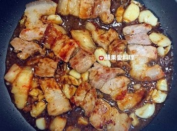 step7: 倒入米酒，蓋鍋蓋，轉小火慢燉。